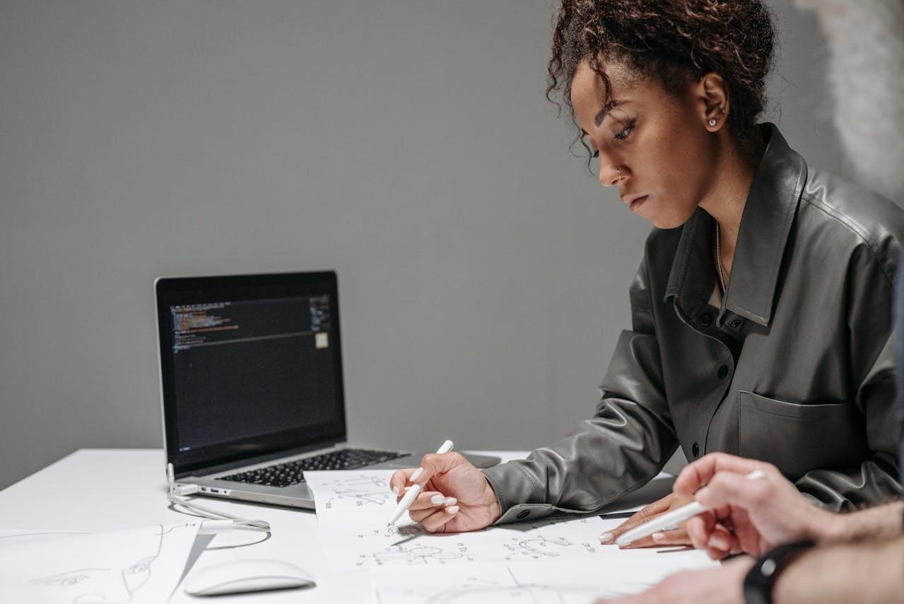 Человек пишет код